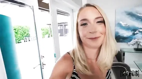 Ik kijk door het kijkgaatje en zie mijn buurvrouw, nog steeds even sexy... wat zou ze willen?