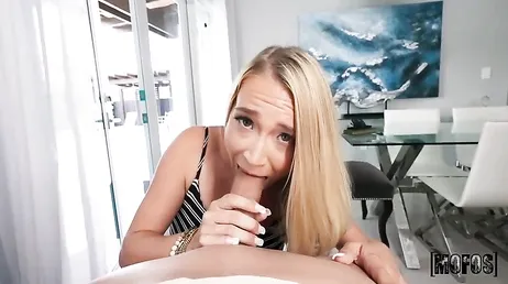 Ik kijk door het kijkgaatje en zie mijn buurvrouw, nog steeds even sexy... wat zou ze willen?