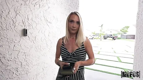 Ik kijk door het kijkgaatje en zie mijn buurvrouw, nog steeds even sexy... wat zou ze willen?