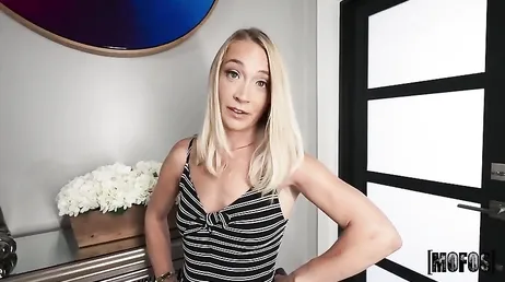 Ik kijk door het kijkgaatje en zie mijn buurvrouw, nog steeds even sexy... wat zou ze willen?