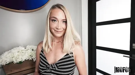 Ik kijk door het kijkgaatje en zie mijn buurvrouw, nog steeds even sexy... wat zou ze willen?