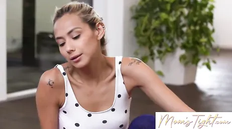 Sembra che alla sorella della mia ragazza piaccia fare yoga...