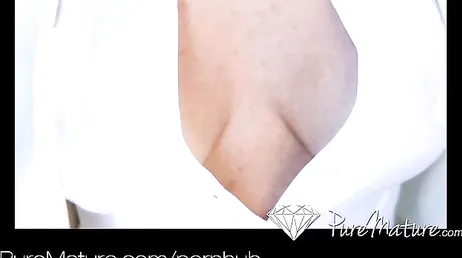 La secretaria se sienta encima de la polla del jefe ... menuda calientapollas!