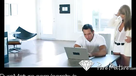 La secretaria se sienta encima de la polla del jefe ... menuda calientapollas!