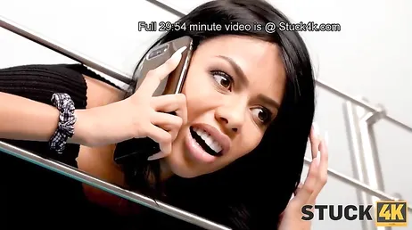 Elle appelle son demi-frère à l'aide : elle est coincée... !!