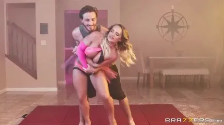 Em meio a risos e piadas, minha meia-irmã coloca sua vagina na minha boca...!!