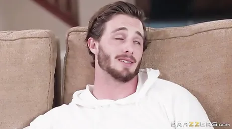 Em meio a risos e piadas, minha meia-irmã coloca sua vagina na minha boca...!!