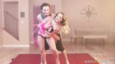 Em meio a risos e piadas, minha meia-irmã coloca sua vagina na minha boca...!!