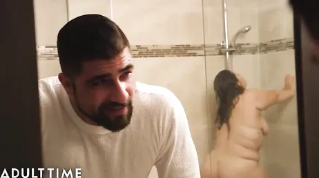 Su compañera de piso está gordita pero tiene ganas de follar a todas horas