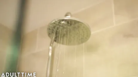 Su compañera de piso está gordita pero tiene ganas de follar a todas horas