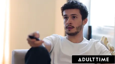 Haar vriend heeft een hele lange penis en ze deelt deze met een vriendin.