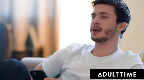 Haar vriend heeft een hele lange penis en ze deelt deze met een vriendin.