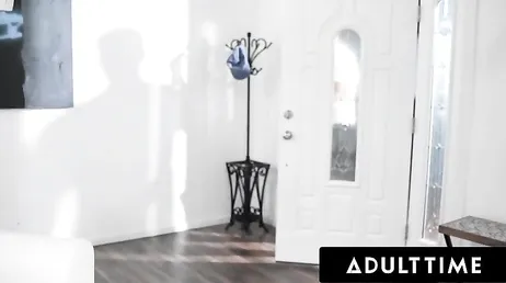 Die geschiedene Nachbarin ist etwas mollig, hat aber eine schöne, heiße Muschi.