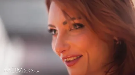 Ontrouwe vrouw geniet volop van afspraakje met haar twintigjarige minnaar.