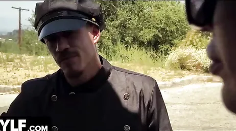 Una coppia liberale invita uno sconosciuto a casa per fare sesso...!!