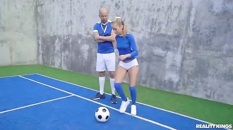 El entrenador de futbol femenino tiene unos métodos muy especiales jeje ...