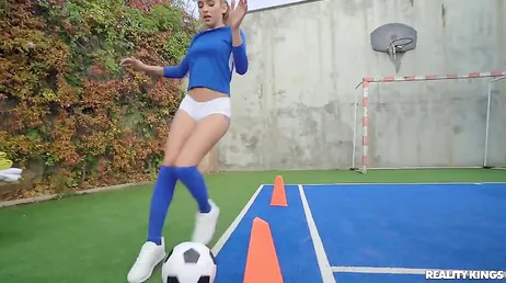 El entrenador de futbol femenino tiene unos métodos muy especiales jeje ...