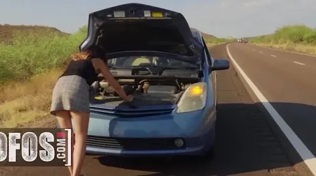 Recoge en la carretera a una chica que se habia quedado tirada: menudo culo!