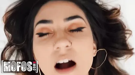 Recoge en la carretera a una chica que se habia quedado tirada: menudo culo!