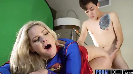 Su novia se disfraza de superman para que le claven la polla hasta el fondo