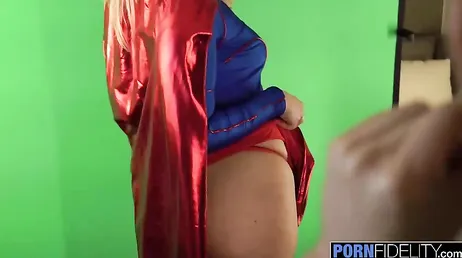 Su novia se disfraza de superman para que le claven la polla hasta el fondo