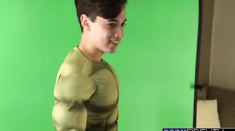 Su novia se disfraza de superman para que le claven la polla hasta el fondo