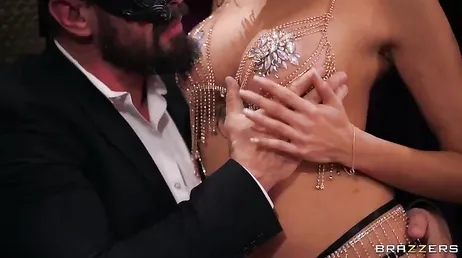 Intercambio de parejas y follada en grupo morbosa en un local swinger