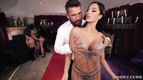 Intercambio de parejas y follada en grupo morbosa en un local swinger