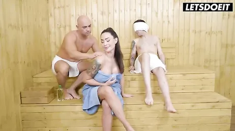 Se deja meter mano por un desconocido en la sauna del gimnasio ... qué zorra