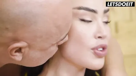 Se deja meter mano por un desconocido en la sauna del gimnasio ... qué zorra