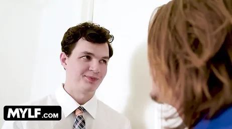 Golfinstruktören flirtar hela tiden med husets fru... vilken kvinna!