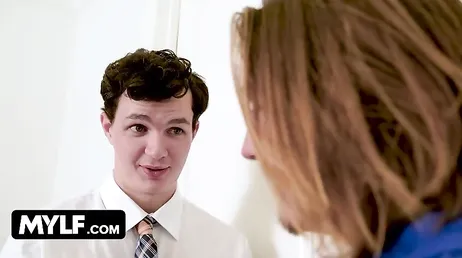 Golfinstruktören flirtar hela tiden med husets fru... vilken kvinna!