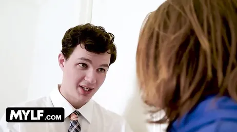 Golfinstruktören flirtar hela tiden med husets fru... vilken kvinna!