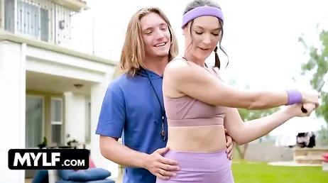 Golfinstruktören flirtar hela tiden med husets fru... vilken kvinna!