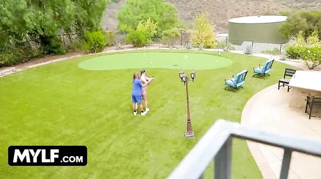 Golfinstruktören flirtar hela tiden med husets fru... vilken kvinna!
