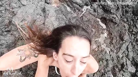 Mamada llena de morbo y riesgo al aire libre junto al mar ... qué fuerte!