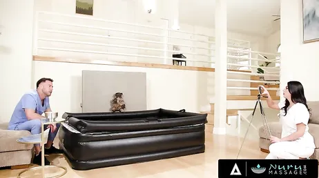 La masseuse semble apprécier son travail plus que le client.