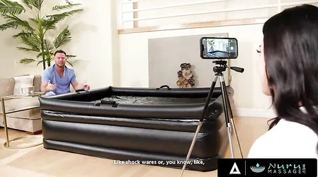 La masseuse semble apprécier son travail plus que le client.