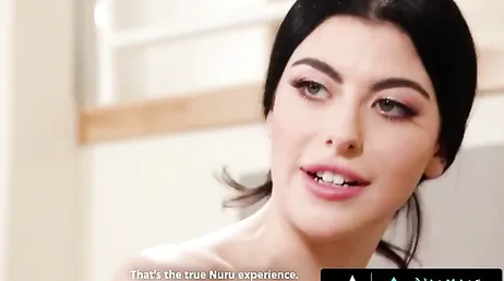 La masseuse semble apprécier son travail plus que le client.