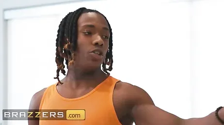 La madre de mi novia nos ha pillado cuando estábamos a punto de follar