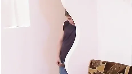 Ihr Stiefbruder beobachtet sie beim Anziehen ihrer Strümpfe... und sie haben schließlich Sex.