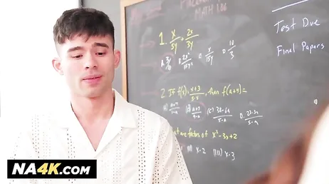 La profesora MILF está caliente y tiene un plan para follarse al alumno