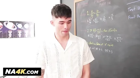 La profesora MILF está caliente y tiene un plan para follarse al alumno