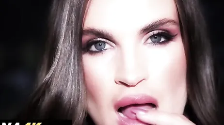 La profesora MILF está caliente y tiene un plan para follarse al alumno