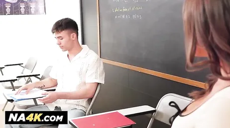 La profesora MILF está caliente y tiene un plan para follarse al alumno