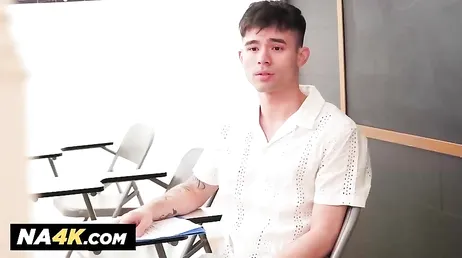 La profesora MILF está caliente y tiene un plan para follarse al alumno