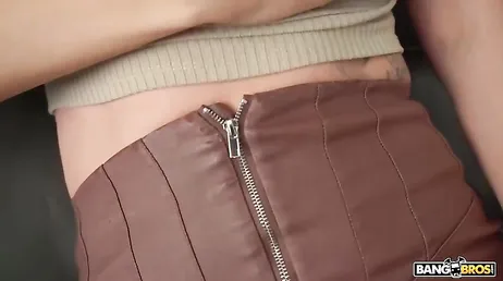 Der Nachbar beobachtet durchs Fenster, wie diese sexy verheiratete Frau masturbiert.