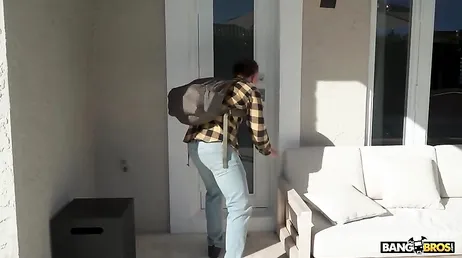 Der Nachbar beobachtet durchs Fenster, wie diese sexy verheiratete Frau masturbiert.