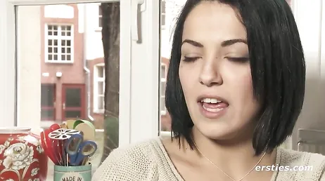 Brasileña amateur de pelo corto exhibiéndose en la webcam porno