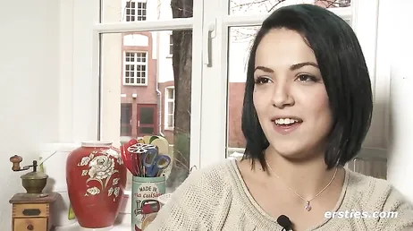 Brasileña amateur de pelo corto exhibiéndose en la webcam porno